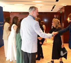 Sus Majestades los Reyes, acompañados de Sus Altezas Reales la Princesa de Asturias y la Infanta Doña Sofía, durante los saludos a los patronos